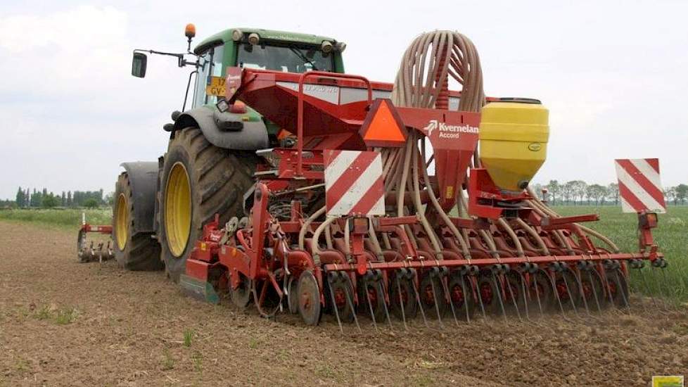 Dinsdag 17 mei had het na een behoorlijke periode van droogte 6 millimeter geregend. Woensdag waren de 2 te bewerken hectares in de Achterhoek nog vochtig genoeg om luzerne te zaaien, met een buiig weekeinde in het vooruitzicht.