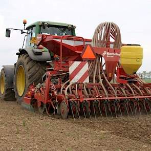 Dinsdag 17 mei had het na een behoorlijke periode van droogte 6 millimeter geregend. Woensdag waren de 2 te bewerken hectares in de Achterhoek nog vochtig genoeg om luzerne te zaaien, met een buiig weekeinde in het vooruitzicht.