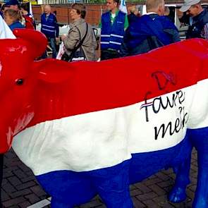 De Dutch Dairymen Board (DDB) komt op voor gezinsbedrijven en pleit voor 'Faire melk': melkveehouders moeten een eerlijke prijs krijgen voor hun melk, waarmee ze boer kunnen blijven.