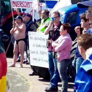 Boeren hebben het gevoel dat ze worden uitgekleed; of zoals het spandoek zegt: Met afschaffing van de quotering gaan de boeren naar de tering.