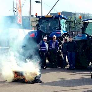 Een brandende strobaal moet het protest kracht bijzetten.