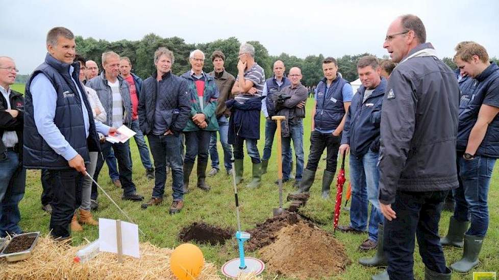 De vruchtbaarheid van de bodem is cruciaal, legt specialist mineralen Johan Temmink van ForFarmers uit. Dat kan tegenwoordig zelfs met speciale bodemscanapparatuur. Alles draait om de opbouw van organische stof. Snijmaïs verarmt de grond, grasland helpt d