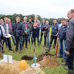 De vruchtbaarheid van de bodem is cruciaal, legt specialist mineralen Johan Temmink van ForFarmers uit. Dat kan tegenwoordig zelfs met speciale bodemscanapparatuur. Alles draait om de opbouw van organische stof. Snijmaïs verarmt de grond, grasland helpt d