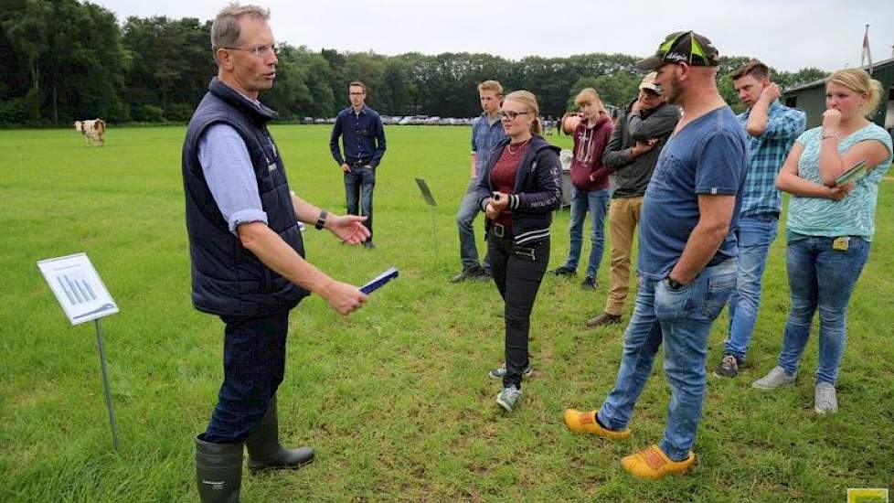 Nog een paar weken en dan neemt de daglengte weer af. Dan wordt het ook moeilijker om nog een zware snee gras van voldoende kwaliteit te maaien, waarschuwt  WeideCoach Gerrit Bossink van ForFarmers.  De voederwaarde neemt sneller af, als de dagen korter w