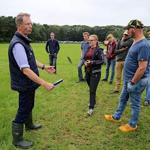 Nog een paar weken en dan neemt de daglengte weer af. Dan wordt het ook moeilijker om nog een zware snee gras van voldoende kwaliteit te maaien, waarschuwt  WeideCoach Gerrit Bossink van ForFarmers.  De voederwaarde neemt sneller af, als de dagen korter w