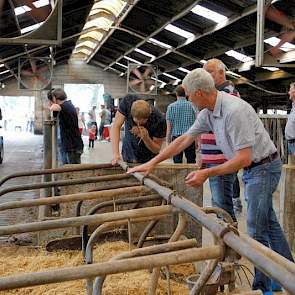 De demonstratie werd georganiseerd door VVB Leusden/Woudenberg en omstreken. Melkveehouder Kees de Kruif  uit Woudenberg, één van de bestuursleden van de boerenvereniging, stelde daarvoor zijn bedrijf beschikbaar. In totaal kwamen er ruim 70 geïnteresseer