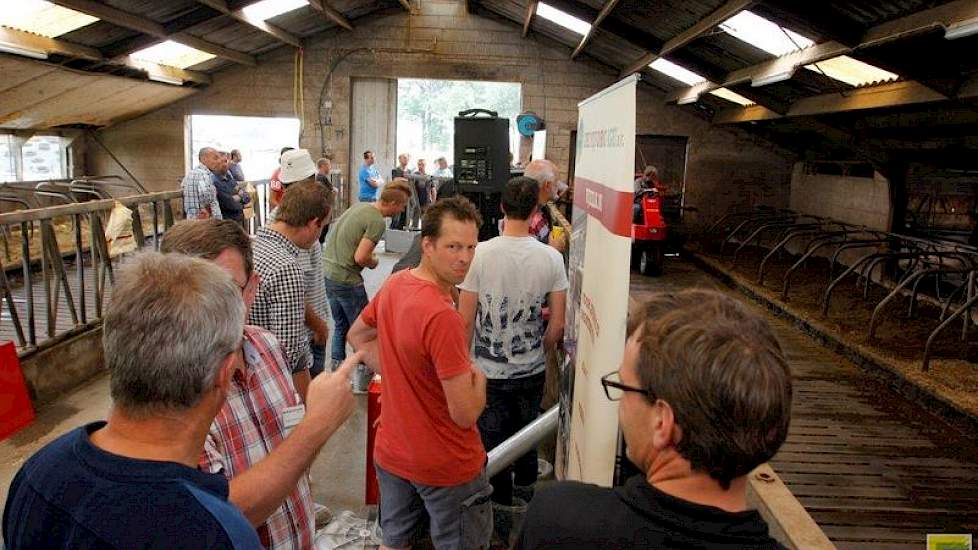 Na de prestentatie was het tijd voor de demonstratie van zes instrooimachines. Elke machine mocht 10 ligboxen instrooien met droge fractie mest, en 10 ligboxen met een mengsel van stro, water en kalk.