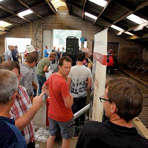 Na de prestentatie was het tijd voor de demonstratie van zes instrooimachines. Elke machine mocht 10 ligboxen instrooien met droge fractie mest, en 10 ligboxen met een mengsel van stro, water en kalk.