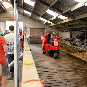 De Bobman bracht de droge fractie prima in de boxen. Met het stro-mengsel kon de machine niet overweg. Het unieke aan deze zelfrijder is dat er een aparte kalkstrooier op zit.