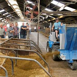 De Kruif zelf investeerde in een minishovel van Quappen met een strooibak van hetzelfde merk. Zowel droge fractie mest als het stro, kalk, water- mengsel bleek geen probleem. Om de bak geschikt te maken voor het type strooisel, kan de veehouder het aantal