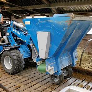 De melkveehouder bouwde er zelf twee steunwielen onder. Hierdoor wordt het gewicht beter verdeelt en schuurt de bak minder over de grond bij het vullen.