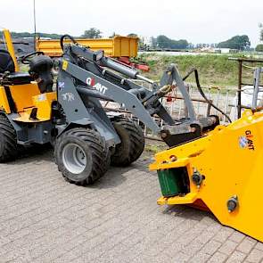 Giant deed niet mee met de demonstratie. De bak die het bedrijf toonde is alleen geschikt voor gescheiden mest. Volgens leverancier Tobroco is dit een oud model schovel en een oud model instrooibak. Giant heeft voor het strooien van een stro-mengsel een s