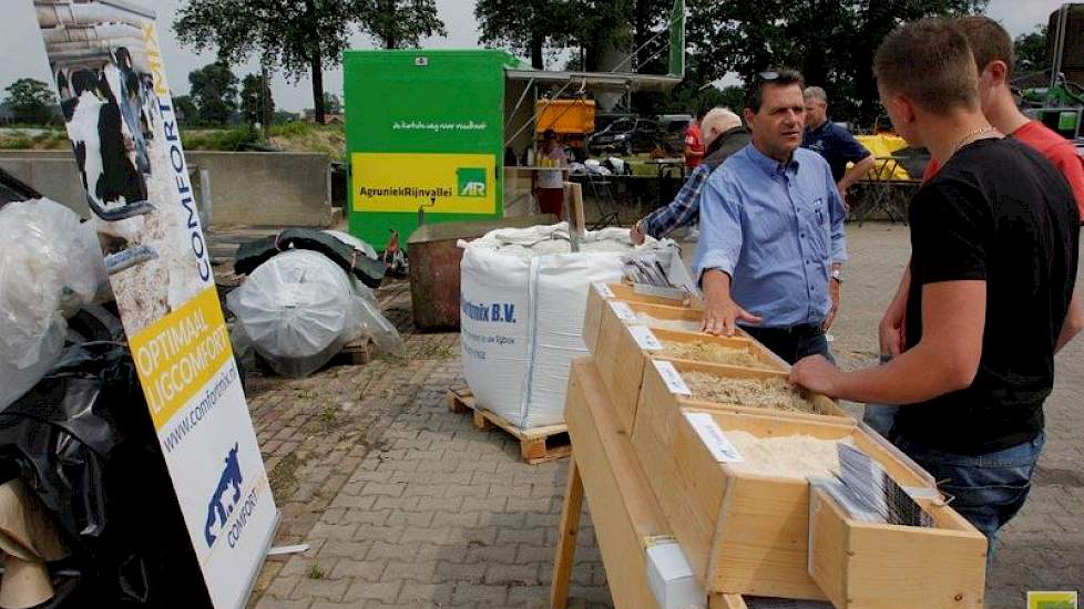 Leverancier van boxstrooisels, Comfortmix, presenteerde een aantal kalkmengsels. Voor veehouders die geen mengwagen hebben, biedt het bedrijf een kant en klaar mengsel met stro, water en kalk aan.