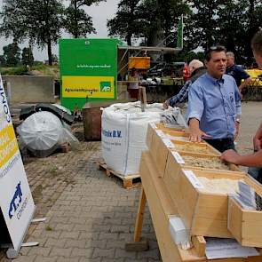 Leverancier van boxstrooisels, Comfortmix, presenteerde een aantal kalkmengsels. Voor veehouders die geen mengwagen hebben, biedt het bedrijf een kant en klaar mengsel met stro, water en kalk aan.