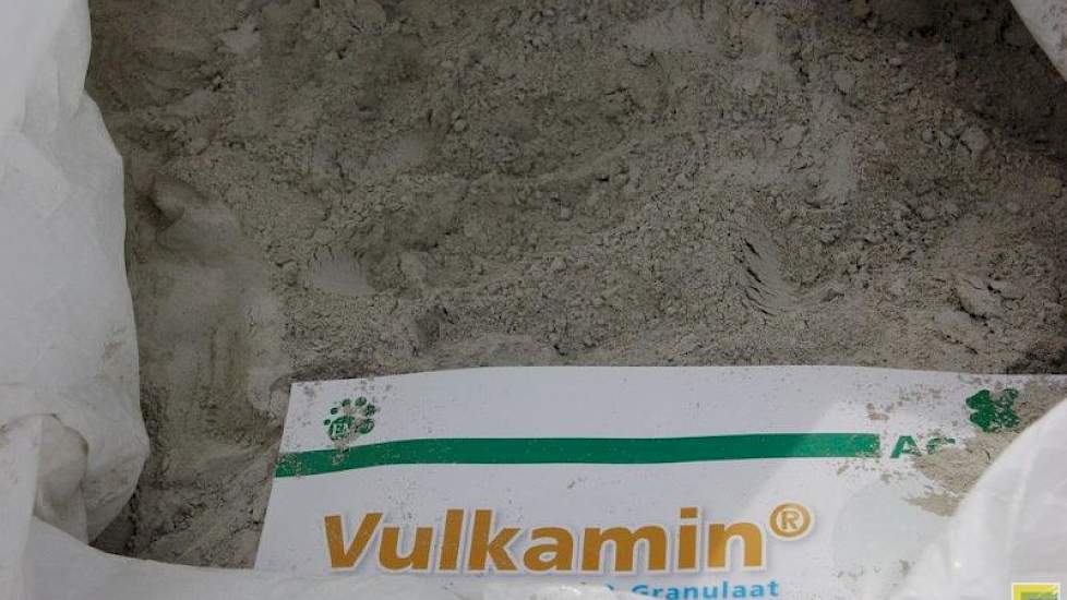 Vulkamin is een oergesteentemeel welk onder andere kan dienen ter vervanging van kalk in ligboxen. Volgens Agriton, die het product op de markt heeft, is het vochtabsorberend vermogen hoog en geeft het geen schrale spenen. Ook zit er mineralen en sporenel