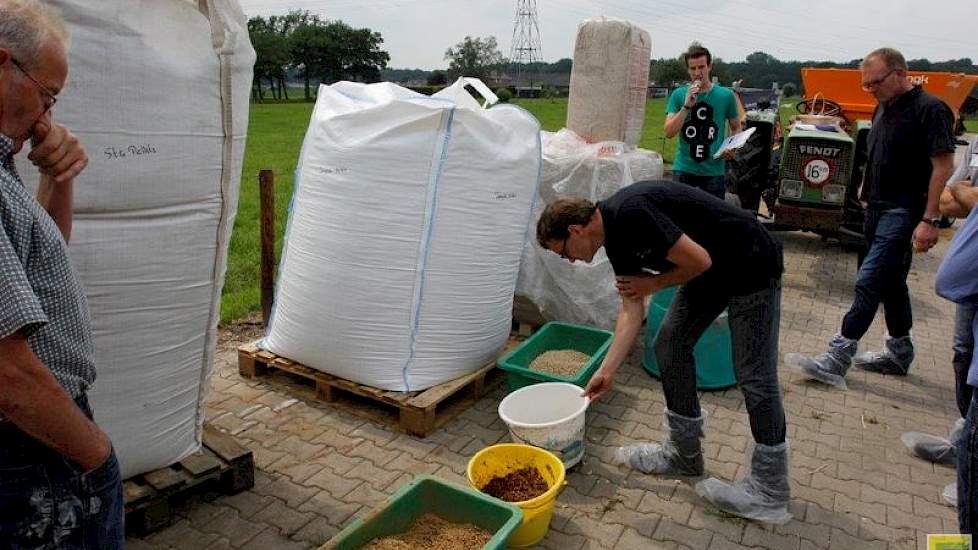 Eén van de bestuursleden, Elton van Ginkel, ging voorafgaand aan de demonstratie alles bij langs en vertelde de mogelijkheden van de strooimachines en de producten. Daarvoor had hij zich laten informeren bij de leveranciers. Op de foto een aantal bakken m