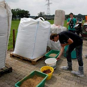 Eén van de bestuursleden, Elton van Ginkel, ging voorafgaand aan de demonstratie alles bij langs en vertelde de mogelijkheden van de strooimachines en de producten. Daarvoor had hij zich laten informeren bij de leveranciers. Op de foto een aantal bakken m