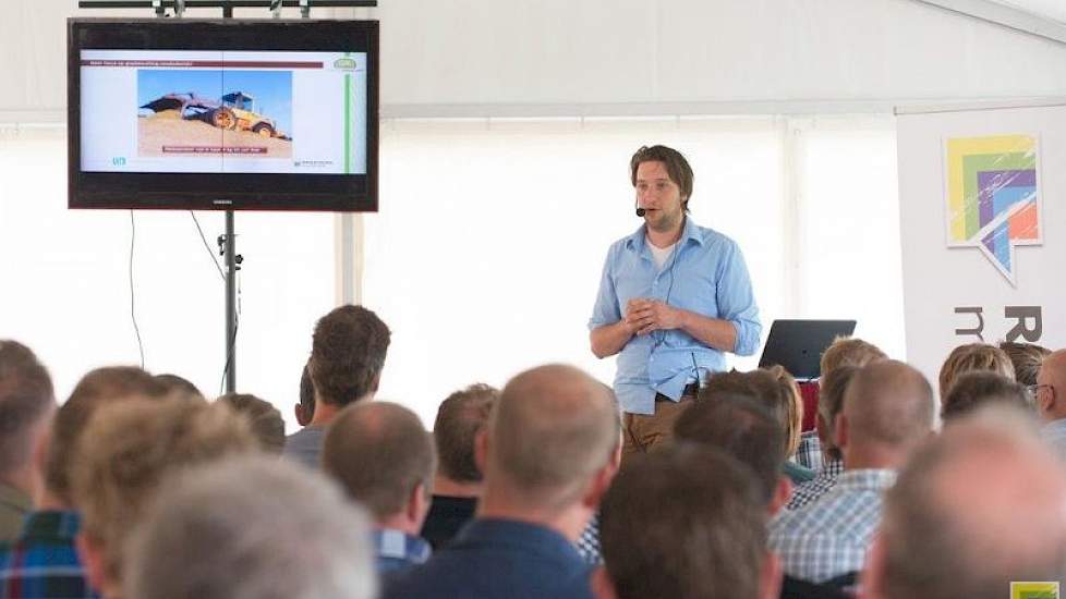 Ruwvoeradviseur Gerard Abbink van Groeikracht beet de spits af met de presentaties. Volgens Abbink is er meer focus op grasbenutting noodzakelijk. Dit komt mede ook omdat het maïsaandeel door de wetgeving de laatste jaren is gedaald van gemiddeld zes naar