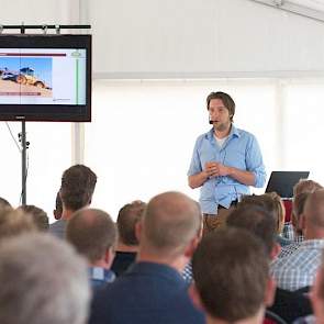 Ruwvoeradviseur Gerard Abbink van Groeikracht beet de spits af met de presentaties. Volgens Abbink is er meer focus op grasbenutting noodzakelijk. Dit komt mede ook omdat het maïsaandeel door de wetgeving de laatste jaren is gedaald van gemiddeld zes naar