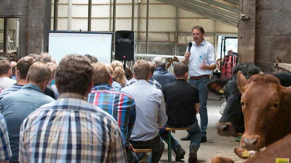 Polinder zijn collega, Edwin van Werven, vertelde in de stal bij Arfman hoe veehouders praktische maatregelen kunnen nemen om een hogere fosfaatefficiëntie te halen. Een inkuilmiddel heeft daarbij volgens hem aantoonbaar een positief effect. Daarnaast lev