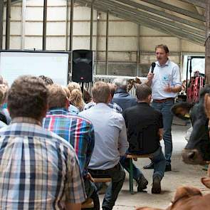 Polinder zijn collega, Edwin van Werven, vertelde in de stal bij Arfman hoe veehouders praktische maatregelen kunnen nemen om een hogere fosfaatefficiëntie te halen. Een inkuilmiddel heeft daarbij volgens hem aantoonbaar een positief effect. Daarnaast lev