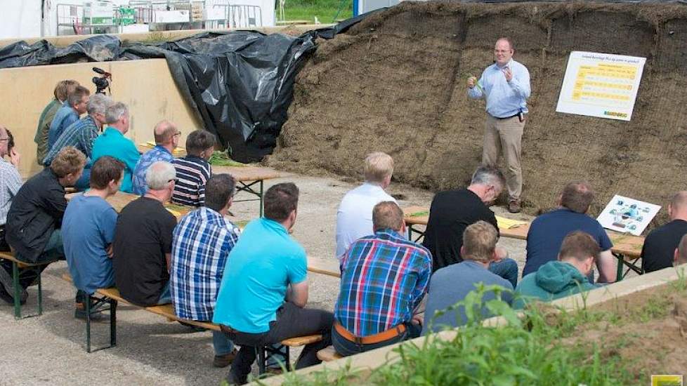 Om het optimale inkuilmoment te bepalen is het juist schatten van het drogestofpercentage erg belangrijk. Edward Ensing van Barenbrug liet tijdens een workshop zien hoe veehouders dat het beste kunnen beoordelen. Een hand vol gras en dan één minuut dichtk