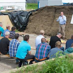 Om het optimale inkuilmoment te bepalen is het juist schatten van het drogestofpercentage erg belangrijk. Edward Ensing van Barenbrug liet tijdens een workshop zien hoe veehouders dat het beste kunnen beoordelen. Een hand vol gras en dan één minuut dichtk