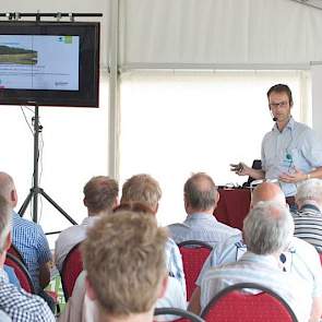 In theorie is het mogelijk om met dezelfde fosfaatproductie dubbel zoveel melk te produceren, aldus Gerard Polinder, specialist rundvee bij voerfabrikant De Heus. Hij hield de melkveehouders voor dat vooral een efficiëntere jongveeopfok en meer melk per k