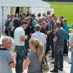 Ondanks het mooie weer, waardoor veel melkveehouders aan het inkuilen waren, kwamen er toch ruim 100 melkveehouders op de Regiodag af. Melkveehouder André Arfman uit Vorden (GD) stelde zijn bedrijf met 175 stuks melkvee beschikbaar voor het evenement.