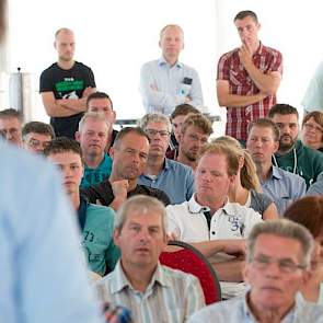 Abbink vertelde de aanwezigen dat de verteerbaarheid van de graskuilen steeds hoger wordt. Om de benutting van voederwaarde te verhogen en de koe gezond te houden, is het nodig om bij hoog verteerbaar gras droger in te kuilen. Structuurrijk gras mag wat h