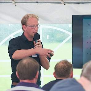 Bosch noemde vijf voordelen van het inkuilen in één silo: een constant rantsoen, hoge inkuilcapaciteit, vaker en minder hectares in één keer inkuilen, door over elkaar kuilen een hoog aandeel kilo’s drogestof per vierkante meter en een vaste voersnelheid.