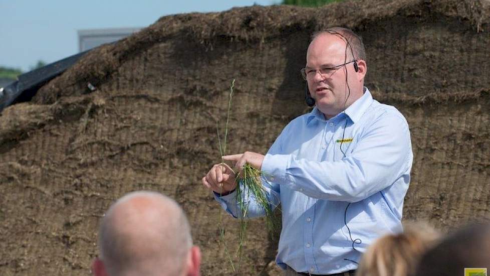 Wanneer het vierde blad komt bij Engels raaigras, sterft het onderste blad af, vertelt Ensing. Die zorgt voor schimmel in de kuil. Ook liet hij zien waar in de plant de meeste suiker (onderste gedeelte van de stengel) en waar het meeste eiwit (voor in het