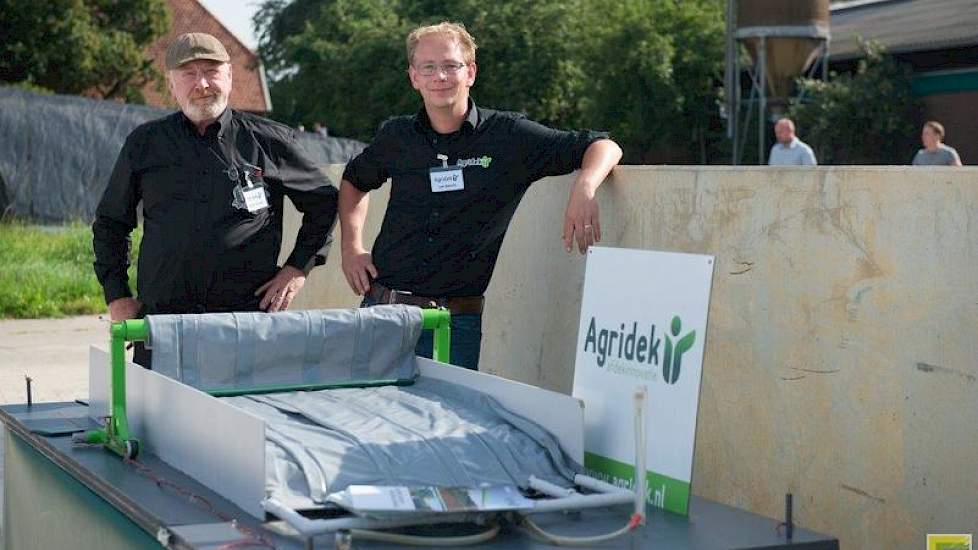 Bij de workshop van Agridek, die door de ondernemers Jan Sake en Hotze Bosch uit het Friese Swichum wordt gerund, kregen veehouders uitleg over het automatische afdeksysteem dat het bedrijf ontwikkelde. Jan Sake Bosch deponeerde de stelling dat een sleufs