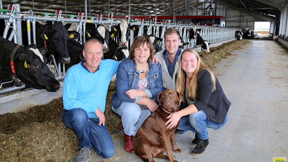 De familie Roelofsen in de nieuwe stal die plaats biedt aan 350 koeien en vijf melkrobots . In de oude stal in Nijmegen wordt het jongvee nog gehuisvest.