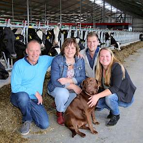 De familie Roelofsen in de nieuwe stal die plaats biedt aan 350 koeien en vijf melkrobots . In de oude stal in Nijmegen wordt het jongvee nog gehuisvest.