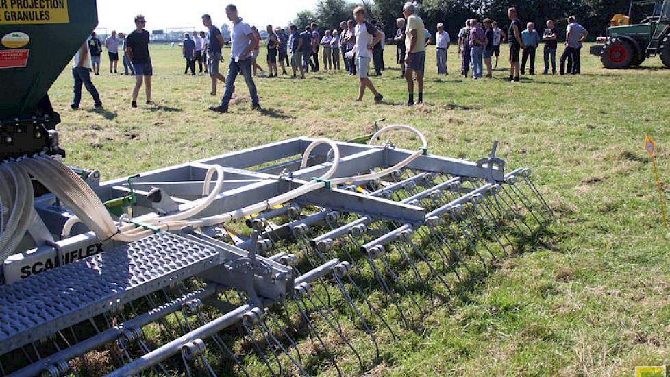 Ook onderhoud aan grasland, verricht de Joskin met 7,20 meter werkbreedte. Vijf rijen dubbele en instelbare egtanden voor wieden, eggen en beluchten met een pneumatische  zaai-unit en acht spuitkopjes op de zode, is de volgende in de rij die zijn kunsten