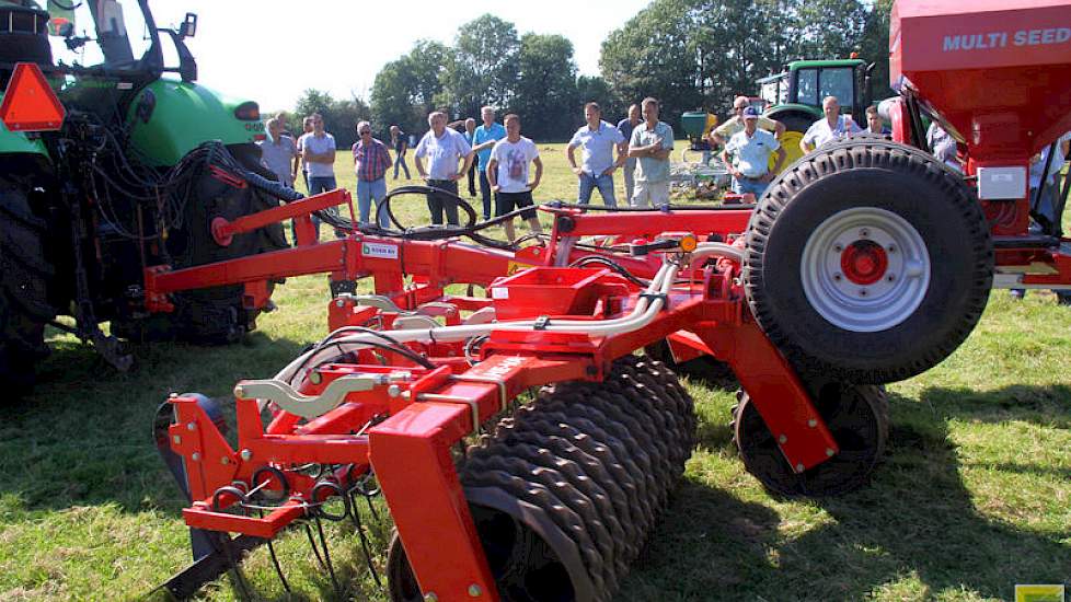 De HE-VA Gras-roller (multiseeder) bewerkt 4,5 meter land tegelijkertijd. Na een egalisatieplaat zijn er twee rijen agressieve egtanden, zaai-units en een zware cambridgerol. Een elektronisch oog zorgt ervoor dat de machine de gewenste hoeveelheid zaad pe