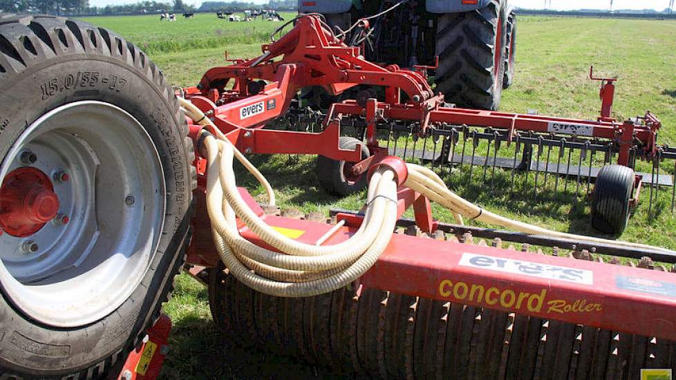 Zeer vergelijkbaar met voorgaande HE-VA, is de grass-profi van Evers met een werkbreedte van 6.20 meter. Loonbedrijf Habo uit Noordeloos trekt de machine. Aanwezige boeren noemen de vibrerende tanden als meest opvallend vanmiddag, allen zijn zij benieuwd