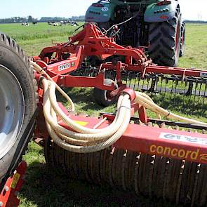 Zeer vergelijkbaar met voorgaande HE-VA, is de grass-profi van Evers met een werkbreedte van 6.20 meter. Loonbedrijf Habo uit Noordeloos trekt de machine. Aanwezige boeren noemen de vibrerende tanden als meest opvallend vanmiddag, allen zijn zij benieuwd