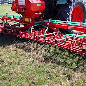 Niet in maar óp de grond is de 6 meter brede wiedeg van Einbock actief. Vier velden met zes rijen tanden zijn in stand en dikte verstelbaar. Zo’n 5 hectare per uur kun je halen (ook in de mais). De machine laat zien dat de ruwbeemd prima is los te trekken