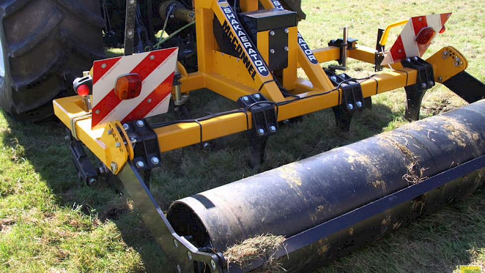 De shakaerator van Mc Connel heeft 150 pk maar minimaal een trekker van 6 ton gewicht nodig. De cultivator/woeler heeft vier poten, schijfkouters en een rol. En bovendien een aftakas. Waarom? De trillende tanden vibreren. De aarde schudt hevig en dit zou