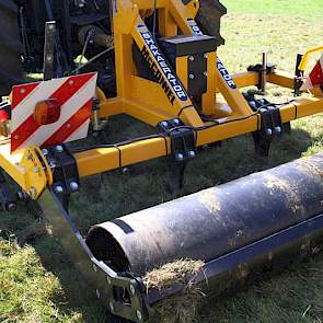 De shakaerator van Mc Connel heeft 150 pk maar minimaal een trekker van 6 ton gewicht nodig. De cultivator/woeler heeft vier poten, schijfkouters en een rol. En bovendien een aftakas. Waarom? De trillende tanden vibreren. De aarde schudt hevig en dit zou