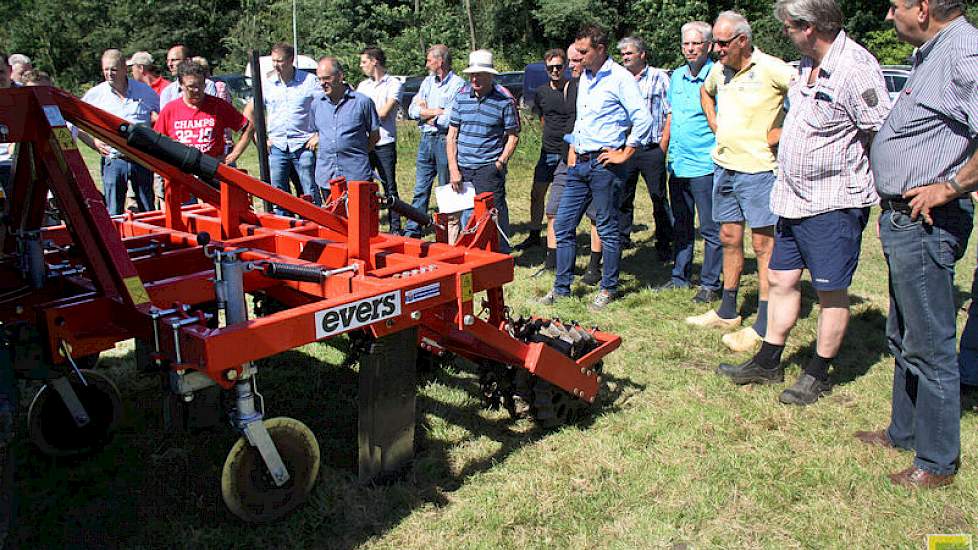 De graslandwoeler van Evers, met een werkbreedte van 2,50 meter, snijdt met drie schijfkouters de zode door. De drie poten gaan tot 40 centimeter diep. De op het moment kneedbare bodem is perfect voor dit werk. De sleuven hebben wel vrij snel weer vocht n