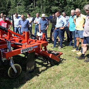 De graslandwoeler van Evers, met een werkbreedte van 2,50 meter, snijdt met drie schijfkouters de zode door. De drie poten gaan tot 40 centimeter diep. De op het moment kneedbare bodem is perfect voor dit werk. De sleuven hebben wel vrij snel weer vocht n