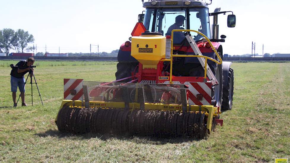 Een combimachine van het merk APV met 3 meter werkbreedte, bestaat uit een egalisatiebalk, twee rijen met 12 millimeter dikke tanden, zaadverdeelunits, twee rijen tanden om na te eggen en nog een cambridgerol. Eén van de aanwezige boeren uit de Alblasserw