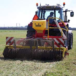 Een combimachine van het merk APV met 3 meter werkbreedte, bestaat uit een egalisatiebalk, twee rijen met 12 millimeter dikke tanden, zaadverdeelunits, twee rijen tanden om na te eggen en nog een cambridgerol. Eén van de aanwezige boeren uit de Alblasserw