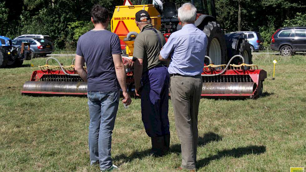 Van Vredo is er een doorzaaimachine, die legt het graszaad ín de bestaande grasmat. ‘Goed tegen vogels en tegen de droogte omdat het kiemplantje bovenkomt als het al 1 centimeter groot is.’ Althans dit is de opzet. Omdat hier het bestaande gras niet kort