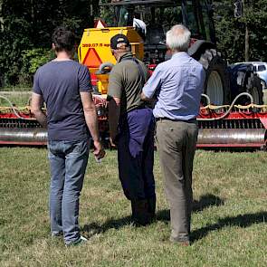 Van Vredo is er een doorzaaimachine, die legt het graszaad ín de bestaande grasmat. ‘Goed tegen vogels en tegen de droogte omdat het kiemplantje bovenkomt als het al 1 centimeter groot is.’ Althans dit is de opzet. Omdat hier het bestaande gras niet kort