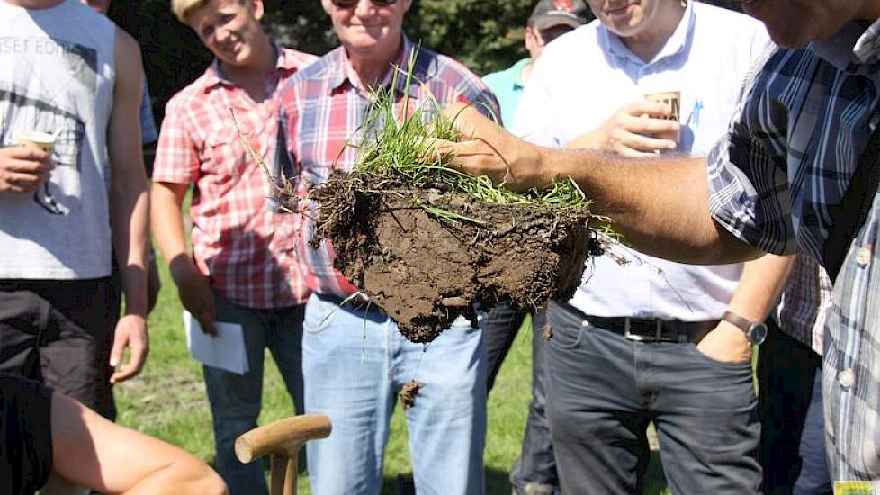 De demo vond plaats bij melkveehouder Jan van Dijk, die er 20 jaar oud grasland voor beschikbaar stelde. Doel van de demo, voor de kleine 40 melkveehouders die op donderdagmiddag 25 augustus de zon op de heetste dag van het jaar trotseerden, is verbeterin