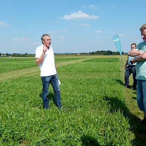 De proef bestaat uit stroken met verschillende mengsels waar deels 120 en deels 240 kilo zuivere stikstof aan is toegevoegd. Elke proef wordt vier keer herhaald. Volgend jaar komen de definitieve resultaten beschikbaar, maar Bles weet alvast te vertellen